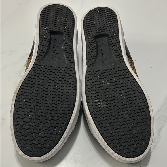 Stylish Black and Leopard Print Women's Sneakers - Picture 4 of 4